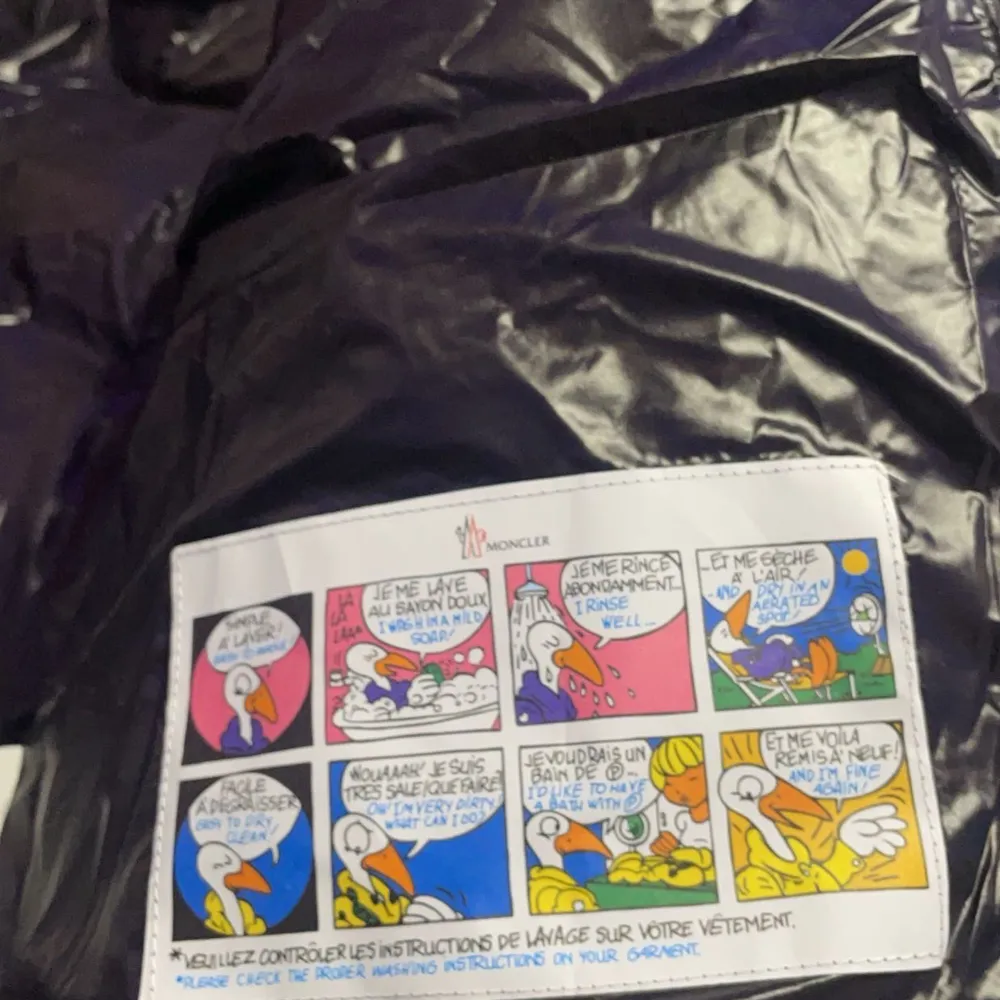 Säljer min helt nya moncler Maya i storlek S! Den visade sig vara för stor på mig och därför behövs en ny ägare. Den är endast använd någon gång ,pris kan alltid diskuteras vid snabbköp, först till kvarn!. Takit.