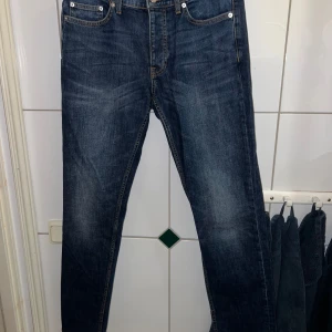 Mörkblå jeans från BLK DNM - Snygga mörkblå jeans från BLK DNM med klassisk femficksdesign. Perfekta för en avslappnad stil med en touch av elegans. Passar till många olika outfits och tillfällen.