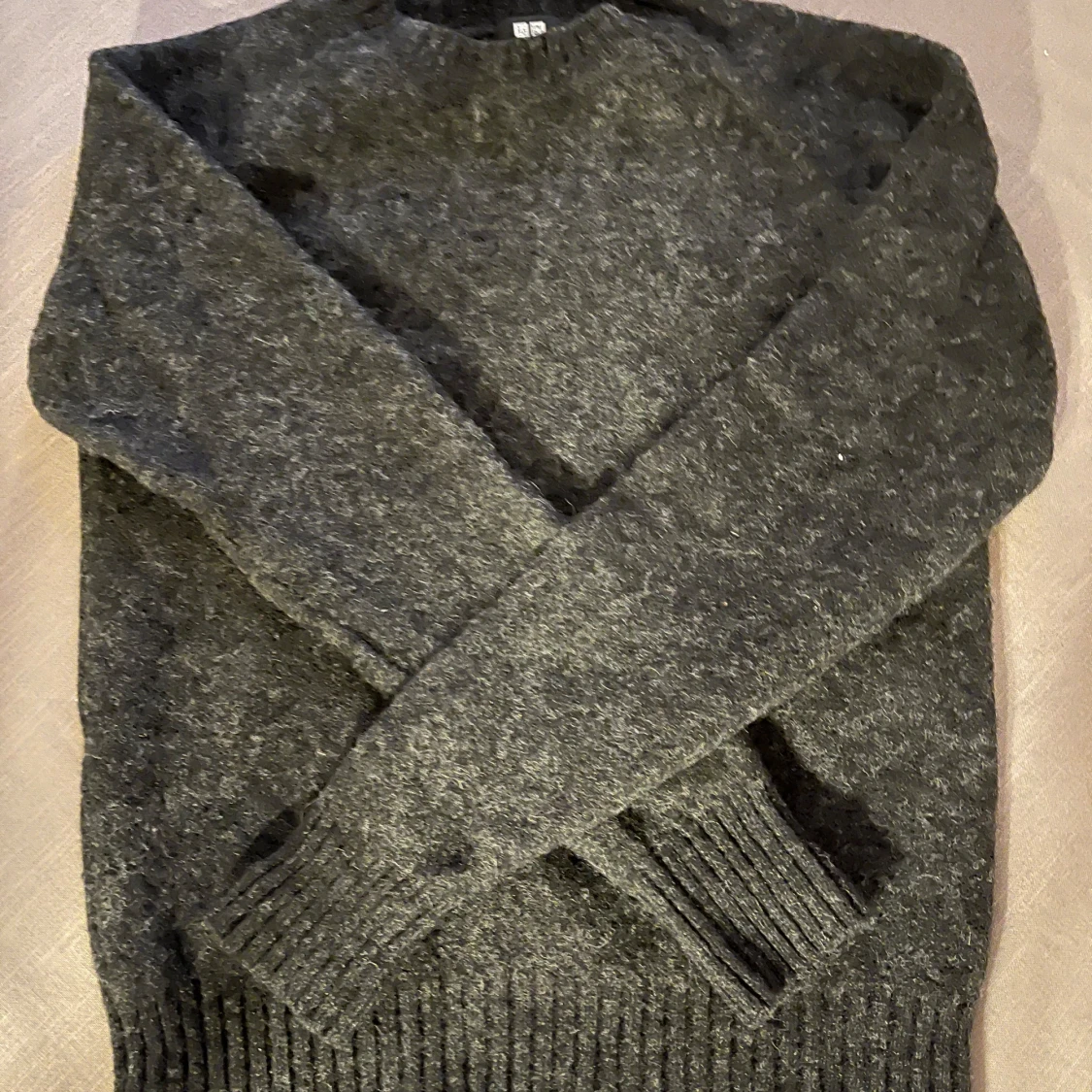 Mörkgrå stickad tröja från Uniqlo - 90