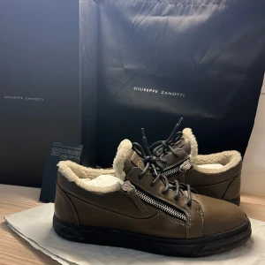 Guiseppe Zanotti Vinter Skor - Guiseppe Zanotti skor perfekta till vinter med päls fodring i hela skorna. Storlek 43 har inte använt de särskilt mycke så de är i väldigt bra skick.  Kan sänka pris vid smidig affär🙌🙌