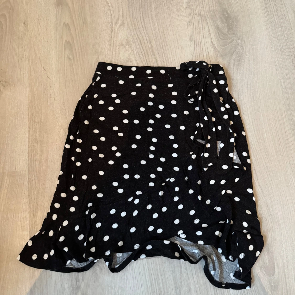 Svart prickig kjol från ASOS