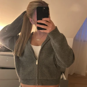 Grå zip up - Snygg zip up med luva och fickor🥰🥰