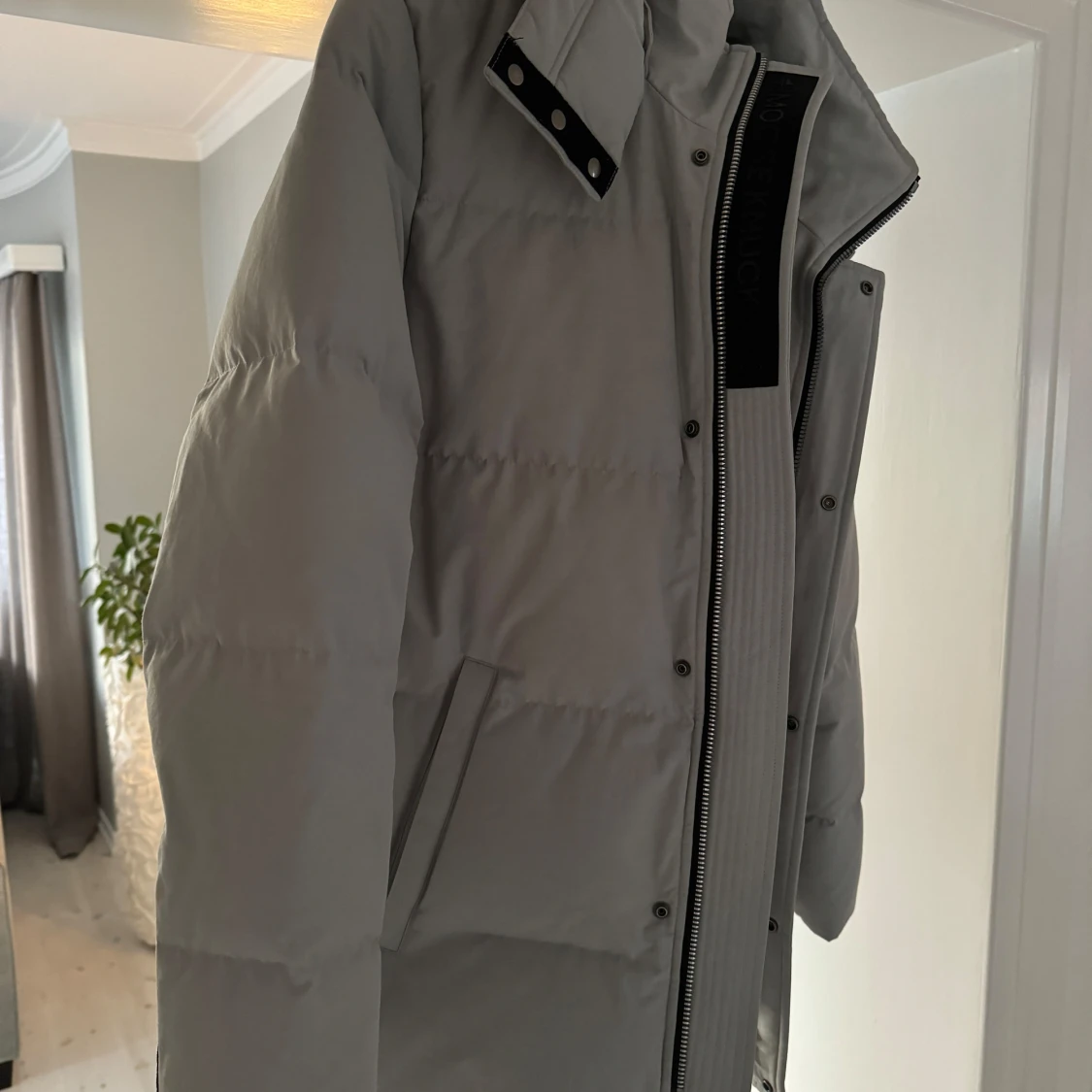 Grå dunjacka från Moose Knuckles - 90