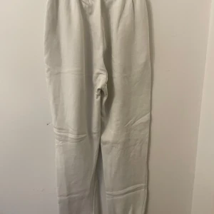 Vita mjukisbyxor från NLY Trend - Säljer ett par bekväma vita mjukisbyxor från NLY Trend i storlek XS. Byxorna har en elastisk midja och är perfekta för en avslappnad stil. De är tillverkade i ett mjukt material som ger en skön känsla hela dagen. Nästan oanvända