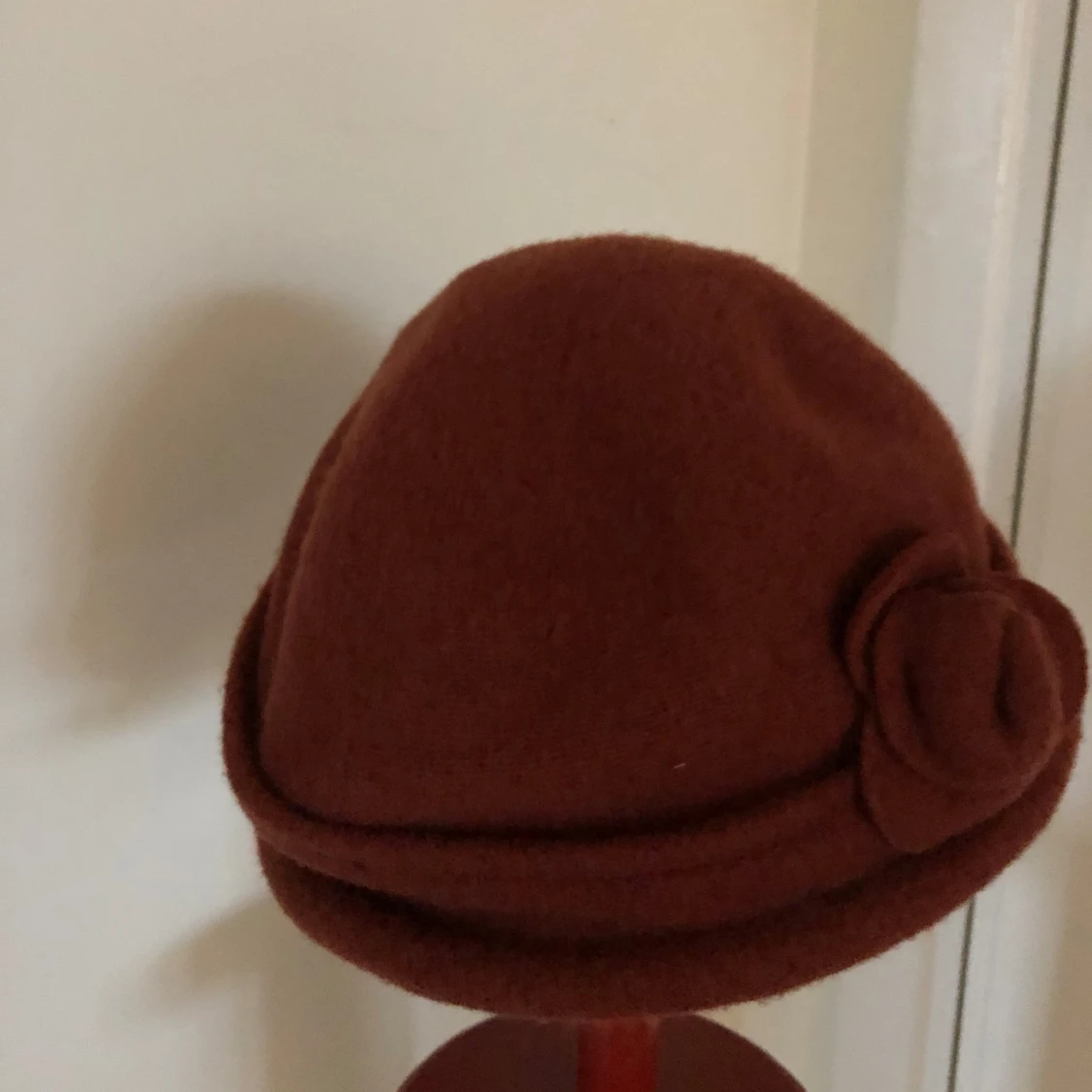 Röd hatt med blomdekoration  - 90