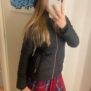 Jätte fin Mercedes jacka - Snygg Mercedes-jacka med huva och dragkedja fram. Jackan har praktiska fickor och en avtagbar huva. Det finns även en ficka inuti. Jackan är i perfekt skick, men jag säljer den för att den är för liten för mig.