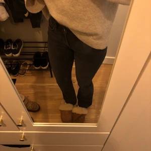 Svarta Bootcut jeans - Fina jeans från Ginatricot i en mer urtvättad svart. Använda få tal gånger. 