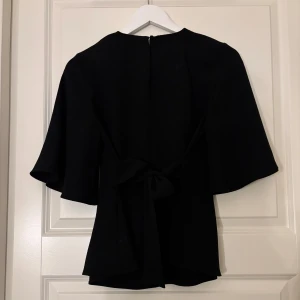 Zara blus - jättefin blus från zara som man knyter i ryggen och vida armar 🤗typ aldrig använd 