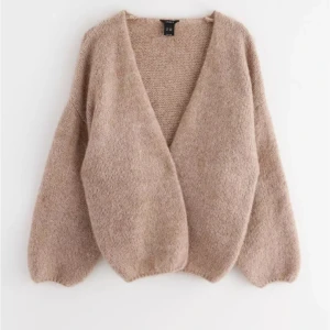 Beige stickad kofta från Lindex - Säljer denna fina koftan som är helt slutsåld från Lindex, lappar sitter kvar då den är helt ny! Storlek xs/s. Säljer en likadan i rosa 