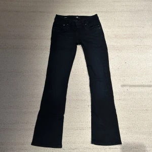 Svarta LTB bootcut jeans i storlek 24/30 - Snygga svarta bootcut jeans med en klassisk design. I storlek 24/30 med original priset på 800 kronor. Bara använda 1 gång då jag personligen tyckte att de inte var tillräckligt långa för mig (jag är 162cm) 💕