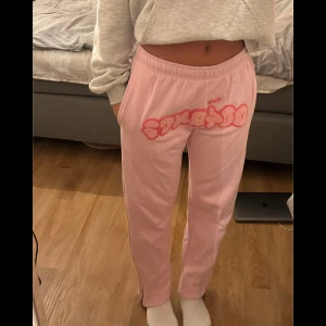 Rosa mjukisbyxor - Har använt 1 gång så dom är i väldigt bra skick🥰