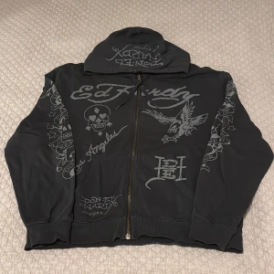 Ed Hardy hoodie - Fet svart Ed Hardy hoodie. Inga märken eller skador! Pris kan diskuteras! Kom gärna med bud!