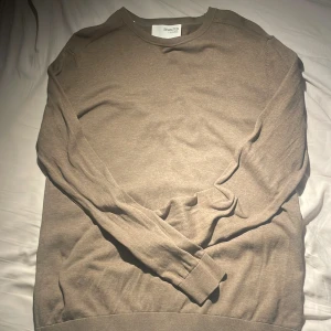 Beige tröja från Selected Homme - Säljer en stilren beige tröja från Selected Homme. Tröjan har en klassisk design med långa ärmar och rund halsringning. Perfekt för en avslappnad och snygg look.