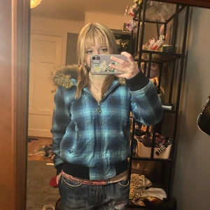 Jacka/ hoodie med flugg på luvan - Super snygg jacka/hoodie med fluff på luvan ifrån märker roxy❤️passar pärfekt till vintern eller hösten❤️