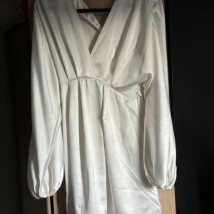 Klänning - Säljer en av mina student klänningar, bara använd 1 gång😁