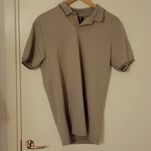 Beige kortärmad pikétröja från FSBN - Snygg beige pikétröja från FSBN i storlek M. Tröjan har korta ärmar och en klassisk krage med knappar. Perfekt för en avslappnad stil. Pris kan diskuteras 