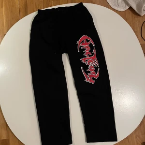 HalfEvil Sweatpants - Använda fåtal gånger. Fet baggy fit