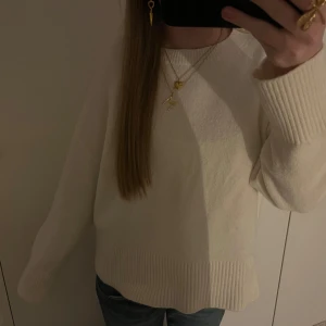 Krämvit stickad tröja från & Other Stories - Säljer en superfin stickad tröja från & Other Stories💕 den är knappt använd och har ett mycket bra skick!!