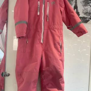 Barn Overoll - Säljer en barn overoll i färgen rosa. Storlek 128