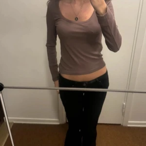 Brun ribbad topp från Bik Bok - Säljer en stilren brun ribbad topp från Bik Bok. Toppen har en tight passform och långa ärmar, perfekt för en chic vardagslook. Den är i storlek S och passar utmärkt till både jeans och kjol.