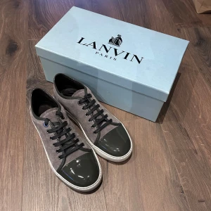 Lanvin skor  - Helt nya Lanvins med all og dvs box, dustbags och extra snören. Storlek 42/43, nypris 5200 mitt pris 4500. Bara att höra av sig vid frågor eller funderingar, över 100 nöjda kunder finns att visa! 