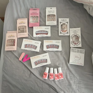 Set med lösnaglar och nagellim - Ett komplett set med olika stilar av lösnaglar och fyra flaskor nagellim.  Inkluderar även nagelfilar för att forma naglarna. Säljer allt för 450