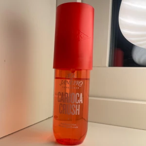 Sol de Janeiro body mist  - Sol de Janeiro Brazilian Crush Cheriosa Carioca Crush Mist. Noter av krispigt päron, rosa viol och vitt cederträ 🍐