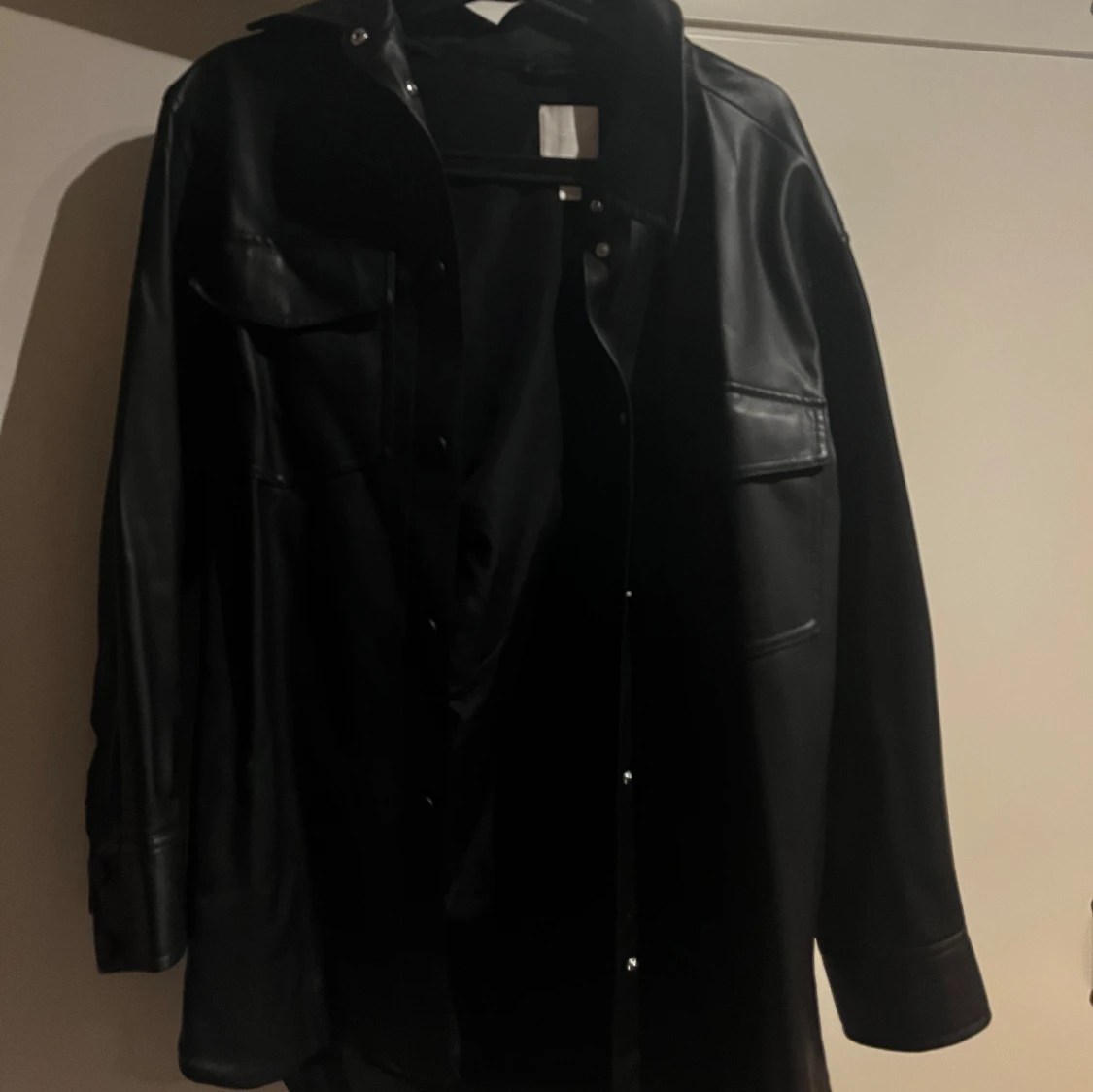 Svart oversized skinnjacka - 91