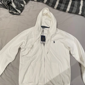 Polo Ralp Lauren hoodie  - Säljer min Ralph lauren hoodie i storlek L men passar i M. Den är i nyskick och oanvänd. Kom privat för mer info varför priset är som de är