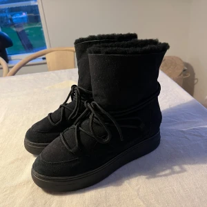 Shepherd boots - Helt nya aldrig använda. Fårull och mocka.  Nypris:1700kr Mitt pris: 900kr