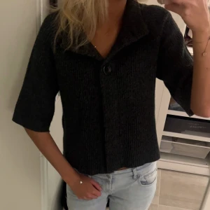 Svart stickad jacka från Blue Seven - Snygg svart stickad kofta från Blue Seven med trekvartsärm och knappar framtill. Kommer ej till användning längre🌸