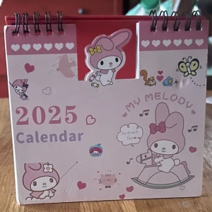 Söt skrivbordskalender med My Melody-motiv!  - Söt skrivbordskalender för 2025 med My Melody-motiv. Mått: 15 x 15 cm. Ny! 