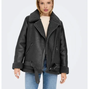 Svart pälsjacka med dragkedja - Snygg svart pälsjacka med dragkedja och bälte i midjan. Jag har inte använt den så mycket. Det är storlek L sitter mer som en M. Det blir lite oversizes som är super snyggt💞. Ordinarie pris 1099kr. 