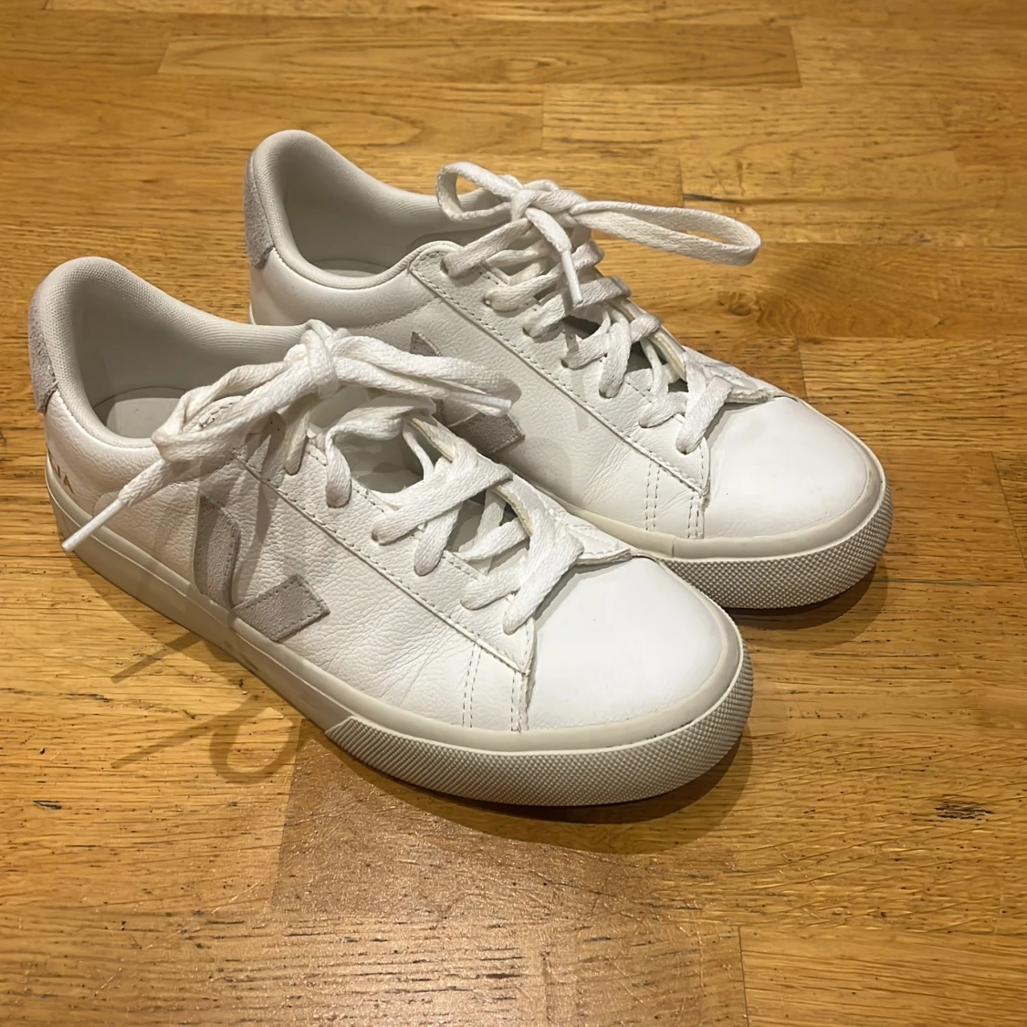 Vita sneakers från Veja - 92
