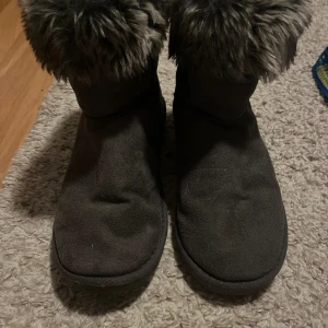 Uggs  - Gråa Ugg’s skor i grått. Ej äkta uggs från märket Uggs.   Väldigt sköna att gå i med en mjuk/lurig insida.  Storlek 39 men passar mig med 38-38,5.   Använda fåtal gånger.  Köpta för 499kr. 