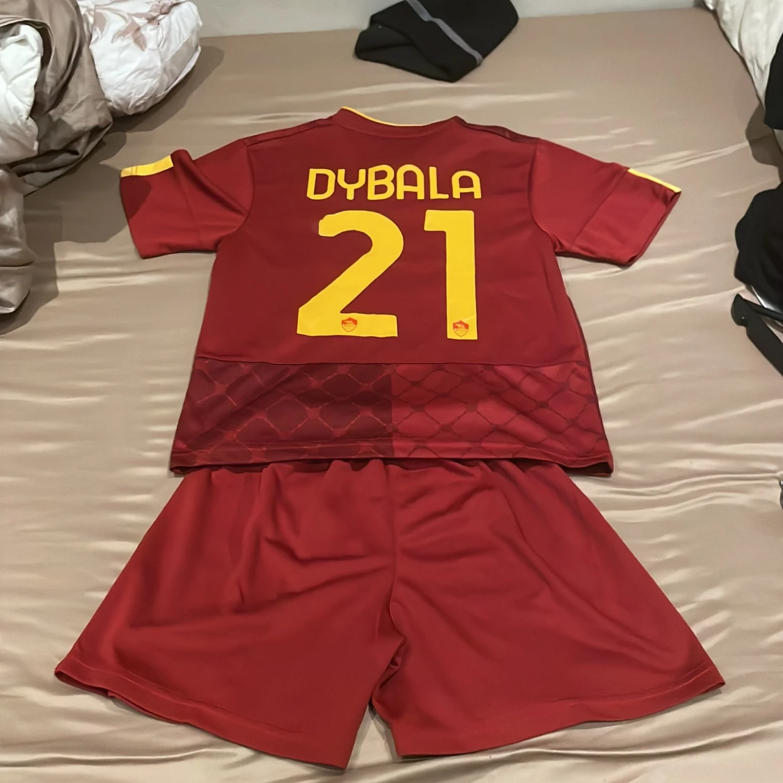 Röd AS Roma fotbollströja med shorts - 90