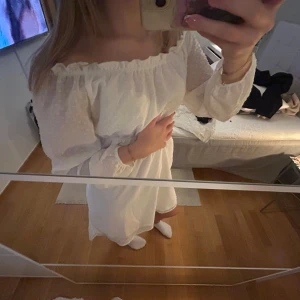 Vit offshoulder klänning - Endast använd en gång, perfekt till student och skolavslutning 