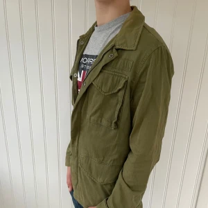 Field jacka - Sjukt snygg field jacka- skick 6/10 ett litet hål i ärmen, därav priset.