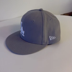 New Era LA keps  - Snygg grå keps från New Era i storlek 7 (55.8cm). Skicka prisförslag om ni vill. Mycket fint skick!