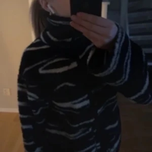 Svart och vit randig teddy jacka  - Super fin och mysig teddy jacka😊