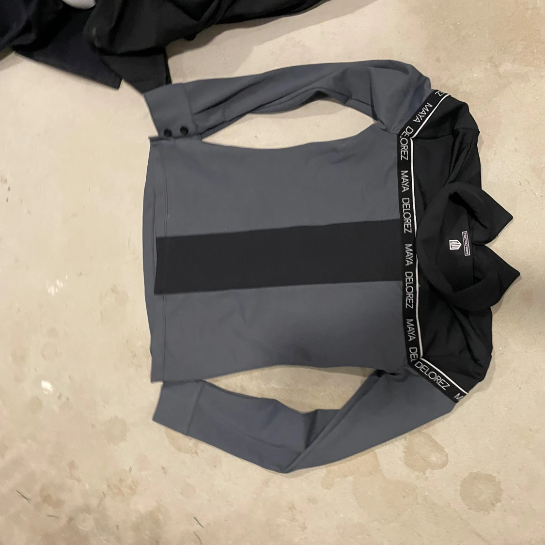 Grå pikétröja från Maya Delorez - 90