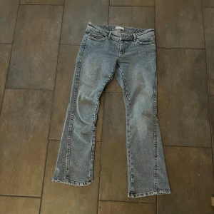 Utsvängda jeans från Gina Tricot - Snygga blå jeans från Gina Tricot med broderade detaljer på bakfickorna. Endast testade för jag tänkte inte på att de var lågmidjade när jag köpte dem. Storlek 38. Priset kan diskuteras 