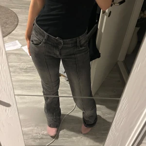 Low waist bootcut jeans  - Snygga grå bootcut jeans från Bershka. Använder de inte så därav säljes. Storlek 34, de är väldigt stretchiga och sköna☺️