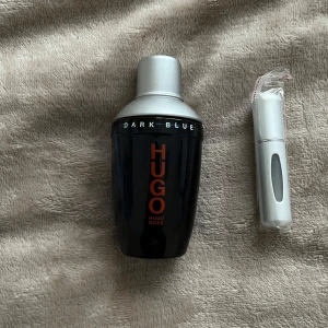 Hugo Boss Dark Blue parfym, sample - 5ml sample parfymbehållare, kan komma i en annan färg än grå.