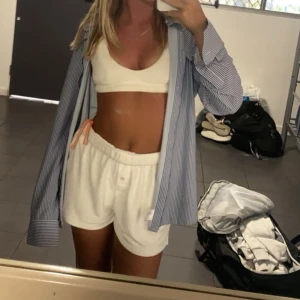 Frotté sett  - Mysigt sett med topp och shorts i frotté.