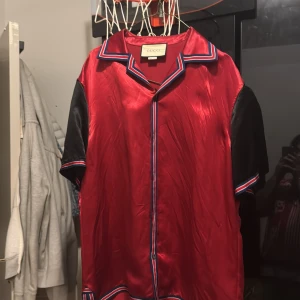 Acetate Gucci bowling shirt - Acetate Gucci Bowling shirt i silke med Gucci stjärnan på ryggen
