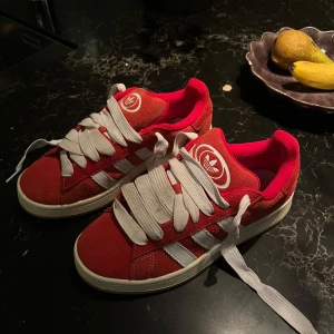 Röda Adidas campus - Snygga röda Adidas campus, jag har använt dom fåtal gånger men det märks inte, super sköna, säljer för att dom är förstora på mig. Skriv för frågor💕