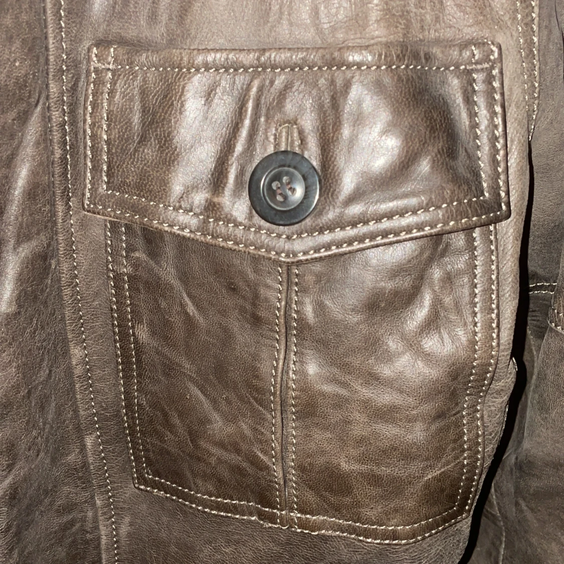 Brun skinnjacka med knappar - 91