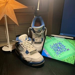 Jordan 4 Retro Motorsport (2017) - Bra skick, lite smutsig men ingenting som inte går att tvätta bort. Svårt liten fläck på tån som går att skrubba bort. Liten i storleken (jag kan ha dom och jag är stl 43)