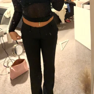 Lågmidjade Kostymbyxor ”vera” bikbok  - Kostymbyxor i modellen Vera som är lågmidjade. Använda några gånger bara💕storlek 38 men skulle säga att de är mer som en 36. Nypris var 499kr💕